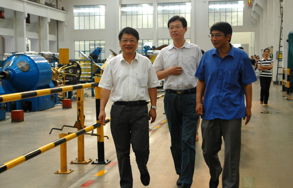 江苏省经信委企业生长效劳随处长陈冈一行来mg不朽情缘集团考察指导